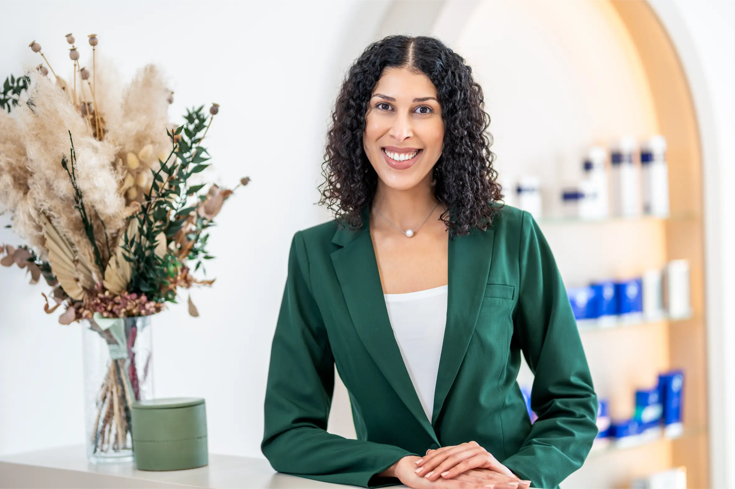 Sanae führt eine professionelle Behandlung im Kosmetikstudio Maison Sanae in Graz durch