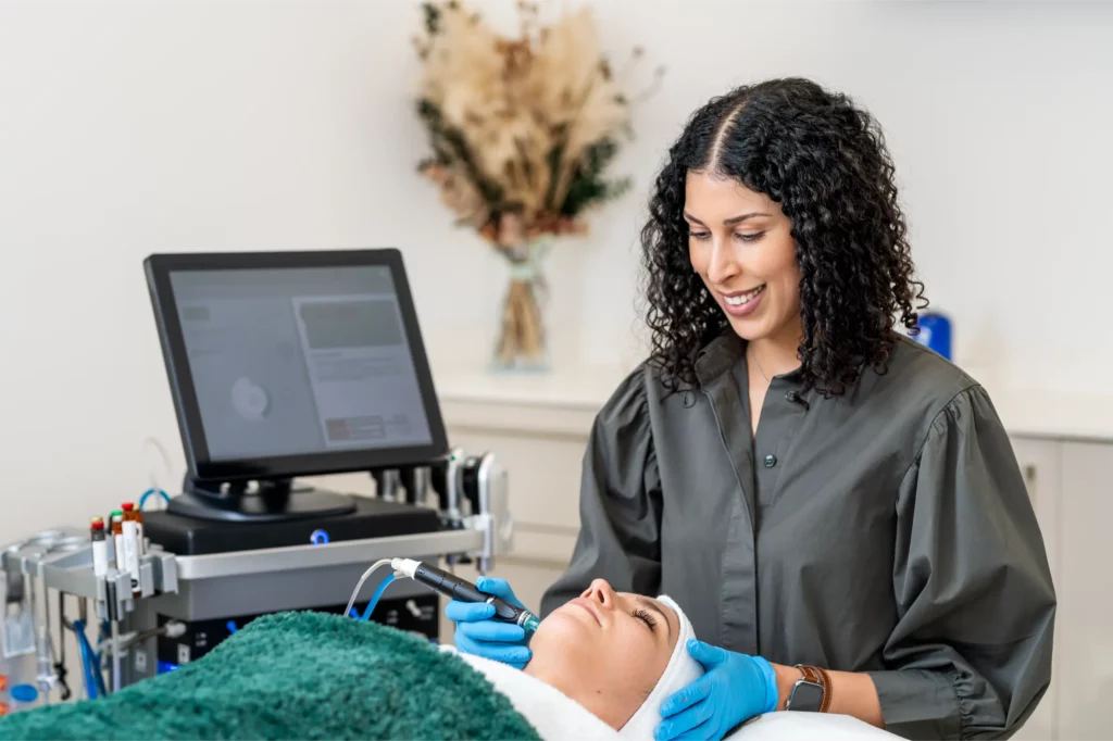 Professionelle Hydrafacial Gesichtsbehandlung bei Maison Sanae in Graz – schonende, effektive Hautpflege mit Vortex-Technologie