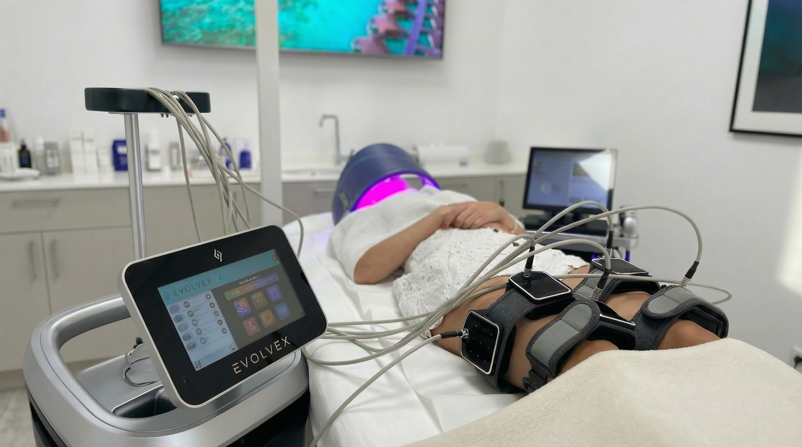 Person liegt auf der Behandlungsliege während einer EvolveX Körpermodellierungs-Behandlung im Kosmetikstudio Maison Sanae in Graz