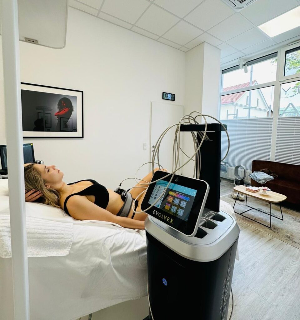 Frau liegt entspannt während einer EvolveX Körpermodellierungs- und Bauchstraffungsbehandlung im Kosmetikstudio Maison Sanae in Graz